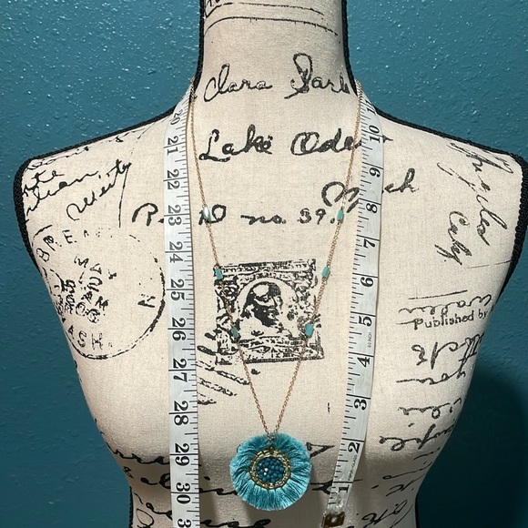 Light gold necklace with round teal threaded pendant, small long beads on chain - Picture 6 of 8